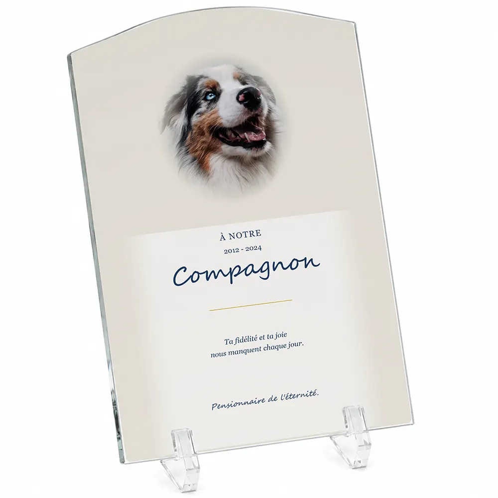 Plaque funéraire stèle Animal de compagnie personnalisée — portrait, texte libre et fond au choix, présentée sur pied plexi